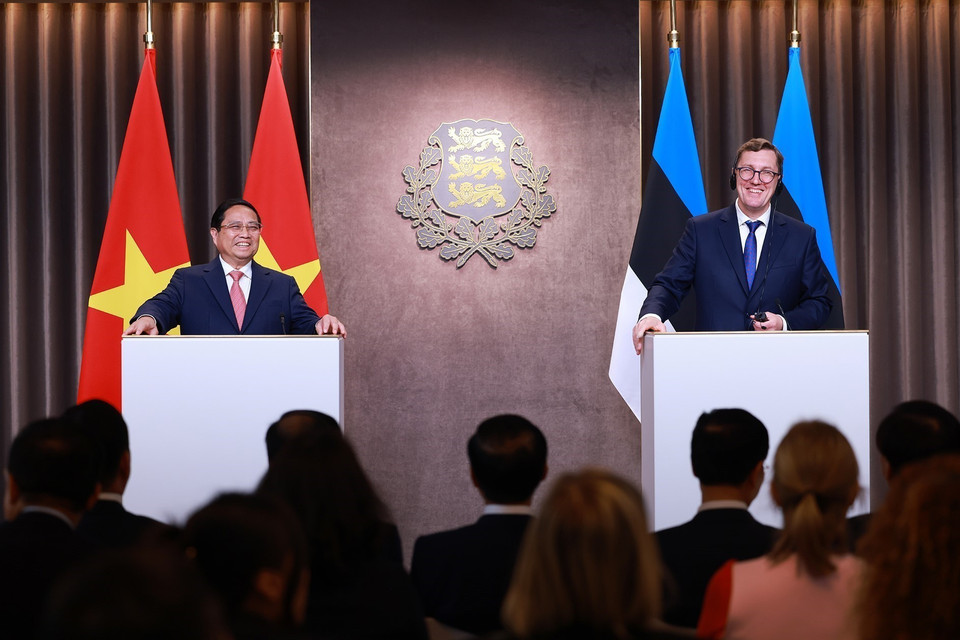 Prime Minister Pham Minh Chinh and Prime Minister Kristen Michal at the press conference after their talks. (Photo: VNA)