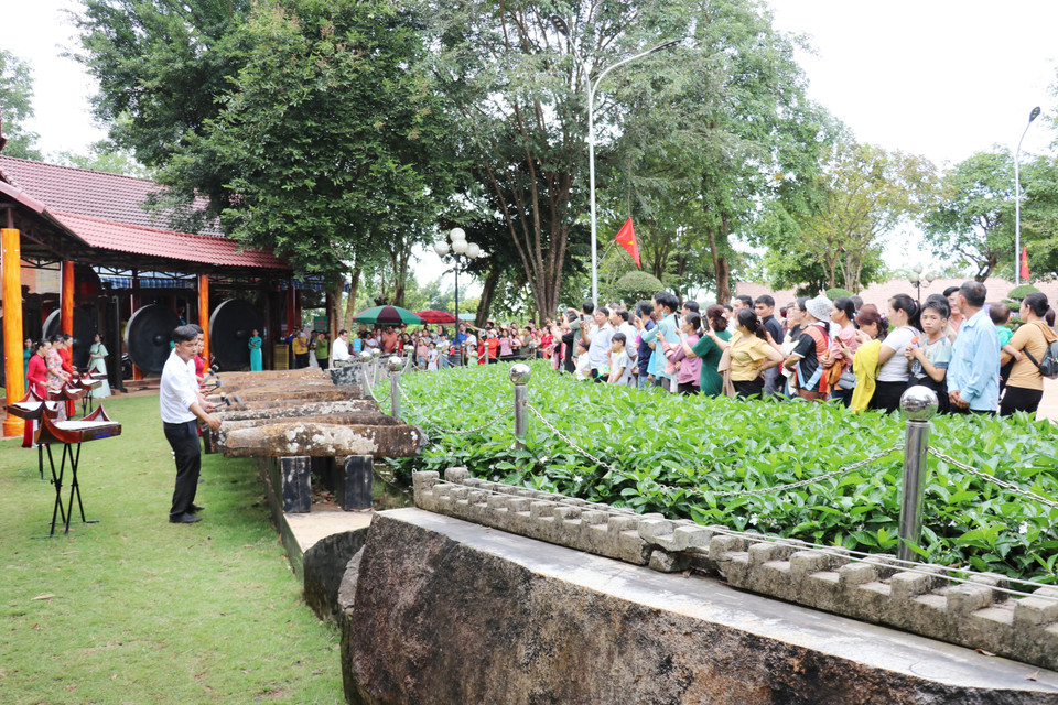 Visitors watch a stone xylophone performance at the S’tieng Ethnic Culture Preservation Area in Bom Bo hamlet. (Photo: VNA)