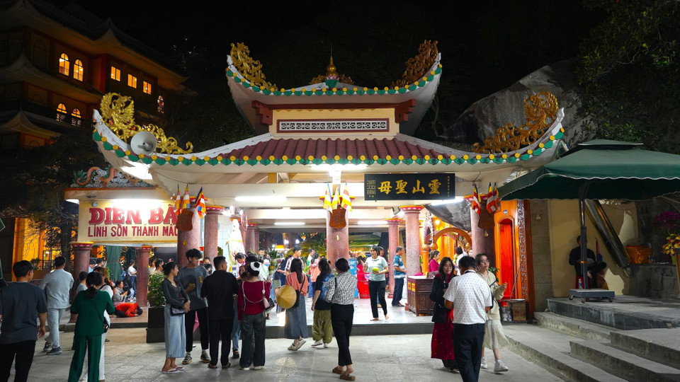 The temple worshiping Mother Goddess Linh Son is one of the most populous places at the Ba Den Mountain National Tourist Area, attracting many pilgrims and tourists. (Photo: VNA)