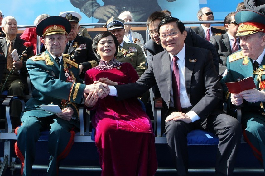 Vietnamese State President Truong Tan Sang and his spouse with Russian veterans on the podium at the ceremony marking the 70th anniversary of Victory in the Great Patriotic War (Russia, May 9, 2015). (Photo: VNA)