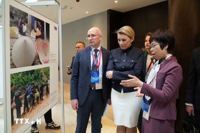VNA Director General Vu Viet Trang introduces VNA's information products to Russian Foreign Ministry Spokeswomann Maria Zakharova (center) and TASS Director General Mikhail Kondrashov. (Photo: VNA)