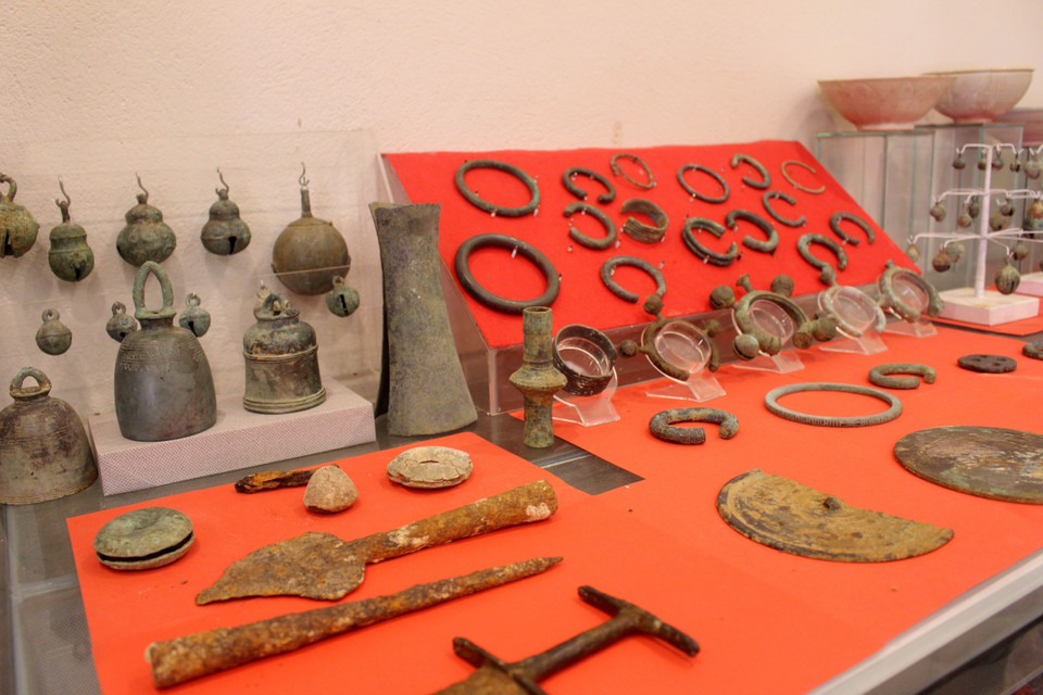 Artefacts and antiquities dating from 1,500 BC up to 1975. (Photo: VNA)