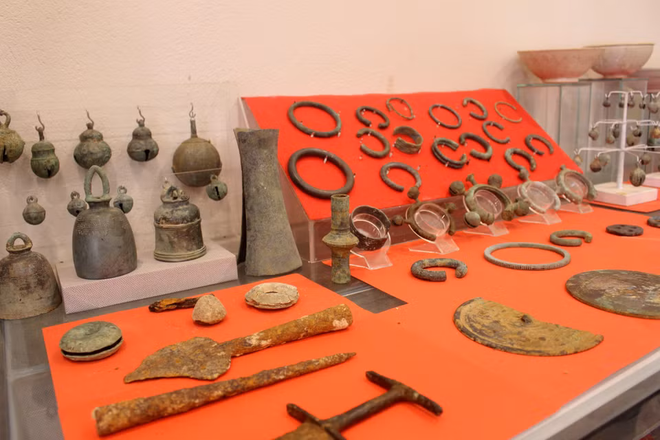 Artefacts and antiquities dating from 1,500 BC up to 1975. (Photo: VNA)