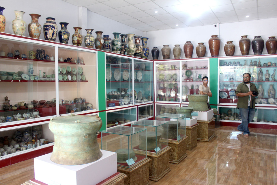 Exhibition space of gongs, ceramics, and porcelain through different periods. (Photo: VNA)