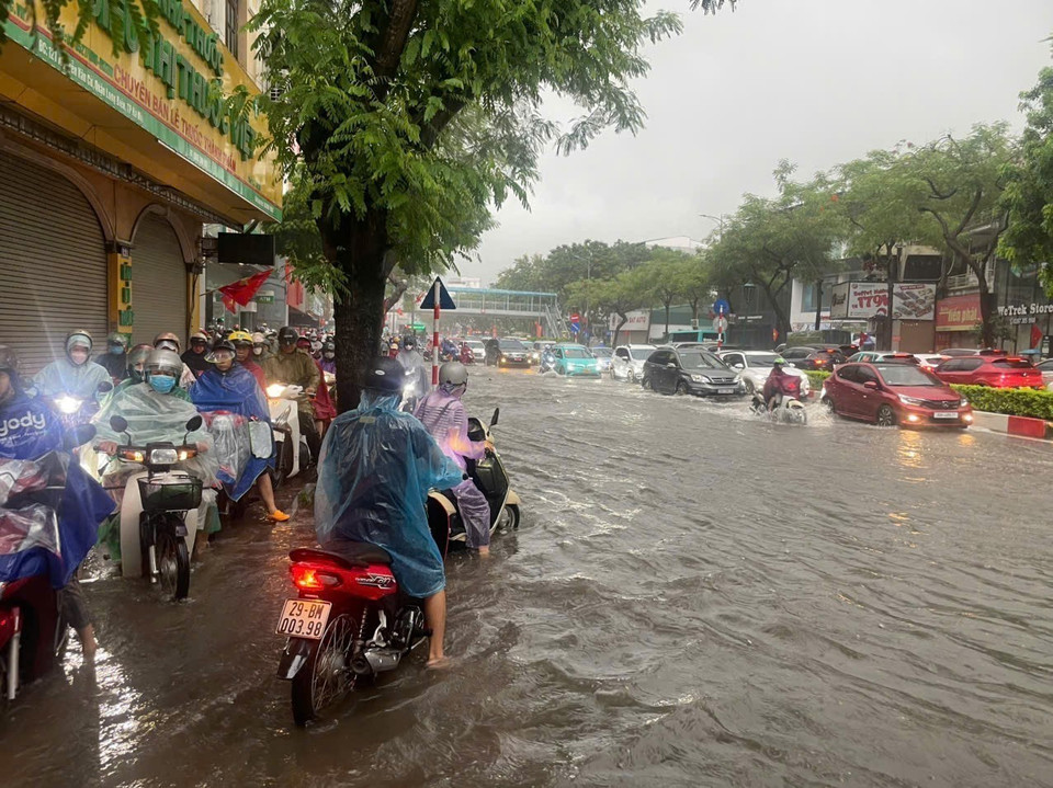 Severe flooding on Nguyen Van Cu street. (Photo: VNA)
