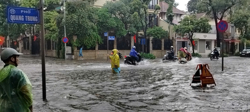 The Quang Trung – Tran Quoc Toan crossroads quickly turns into a “river”. (Photo: VNA)