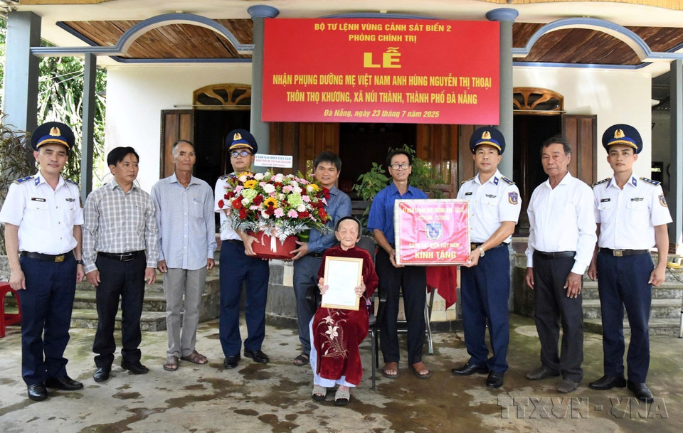 Naval Region 2 Command undertakes the care and support of Heroic Vietnamese Mother Nguyen Thi Thoai in Da Nang city (July 23, 2025). (Photo: Released by VNA)