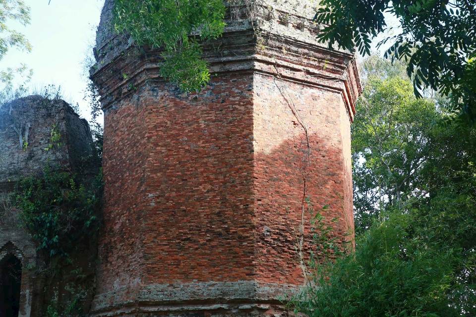 Bang An Tower is now in a state of disrepair, awaiting restoration and conservation efforts. (Photo: Dan Tri newspaper)