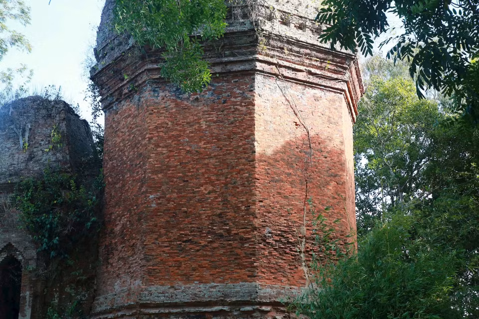 Bang An Tower is now in a state of disrepair, awaiting restoration and conservation efforts. (Photo: Dan Tri newspaper)