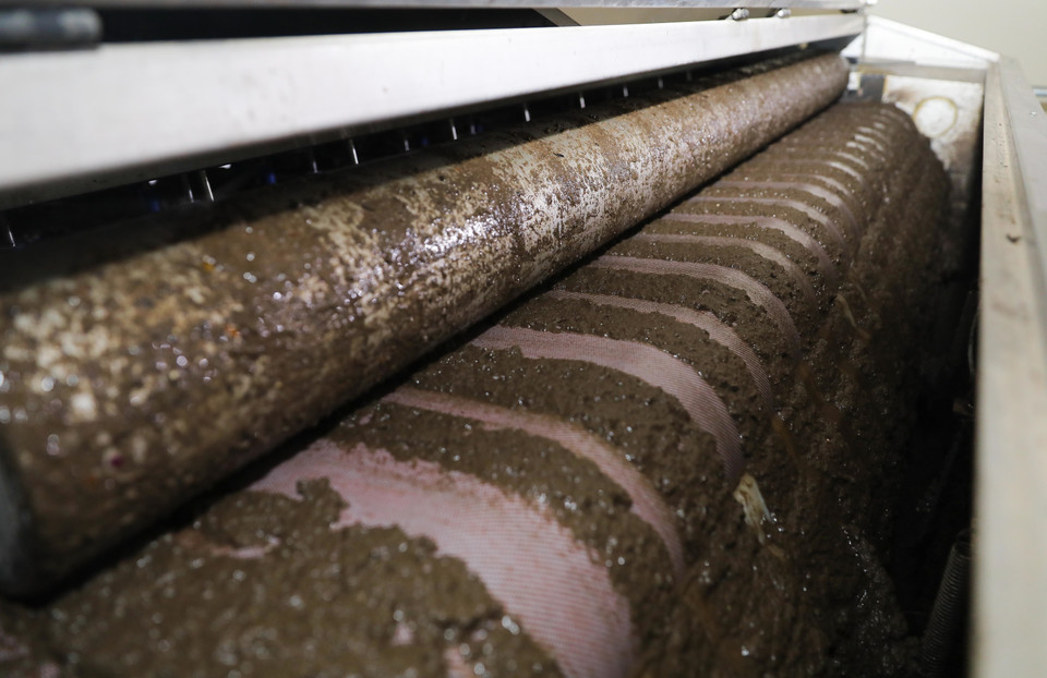 The plant’s gravity belt thickener for sludge treatment. (Photo: VNA)