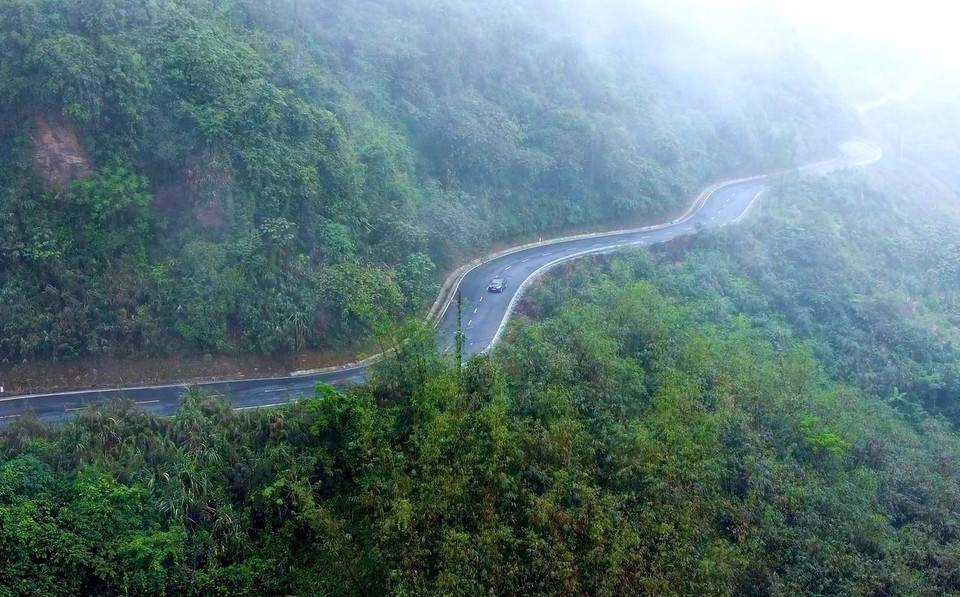 A modern road runs through the legendary Lung Lo Pass, a famous address in the Dien Bien Phu campaign. (Photo: VNA)