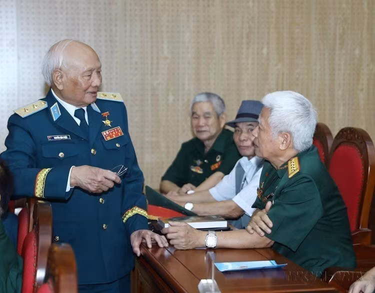 Lieutenant General Nguyen Van Phiet, Hero of the People’s Armed Forces – known for downing many US aircraft during the “12-Day-and-Night Campaign” – alongside fellow missile veterans at the gathering to mark the 60th founding anniversary of the Air Defence Missile Force (Jul 24, 1965 –2025). (Photo: VNA)