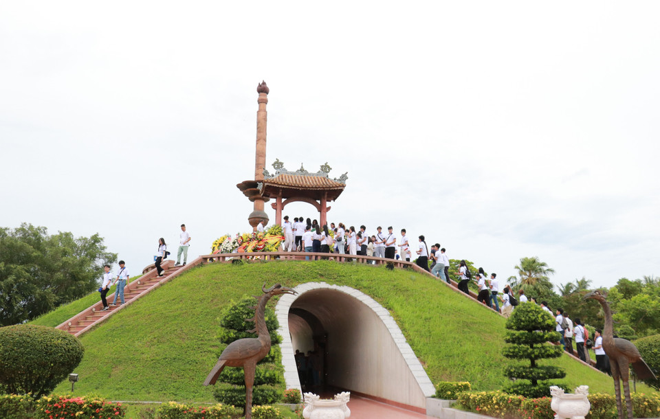The delegation of overseas Vietnamese youth and students offers incense and flowers in tribute to war martyrs at the Quang Tri Ancient Citadel. (Photo: VNA)