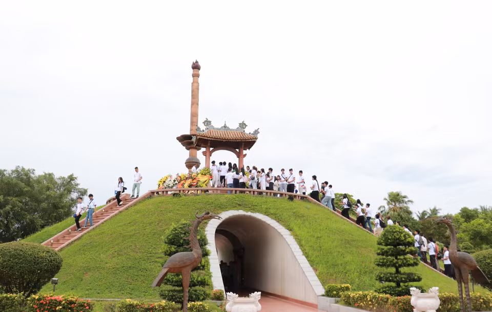 The delegation of overseas Vietnamese youth and students offers incense and flowers in tribute to war martyrs at the Quang Tri Ancient Citadel. (Photo: VNA)