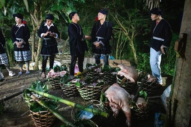 The groom’s family presents offerings including pork, cakes, wine, chicken, and salt. (Photo: VNA)