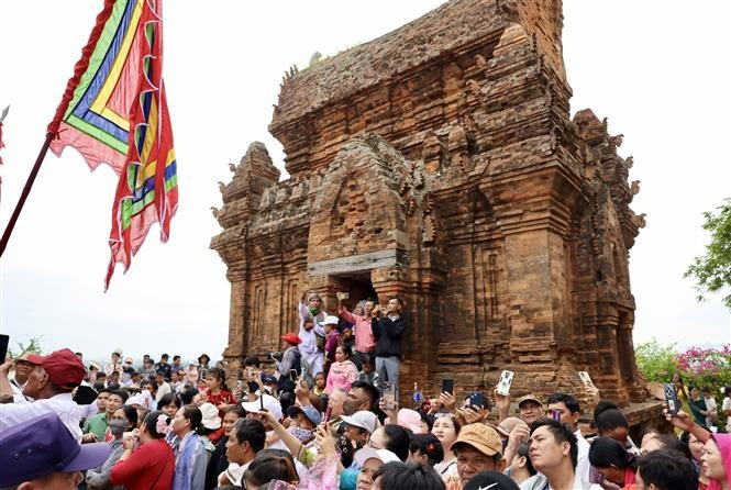 The joy of the people during their biggest festival of the year – a vibrant expression of the enduring vitality of Cham culture. (Photo: VNA)