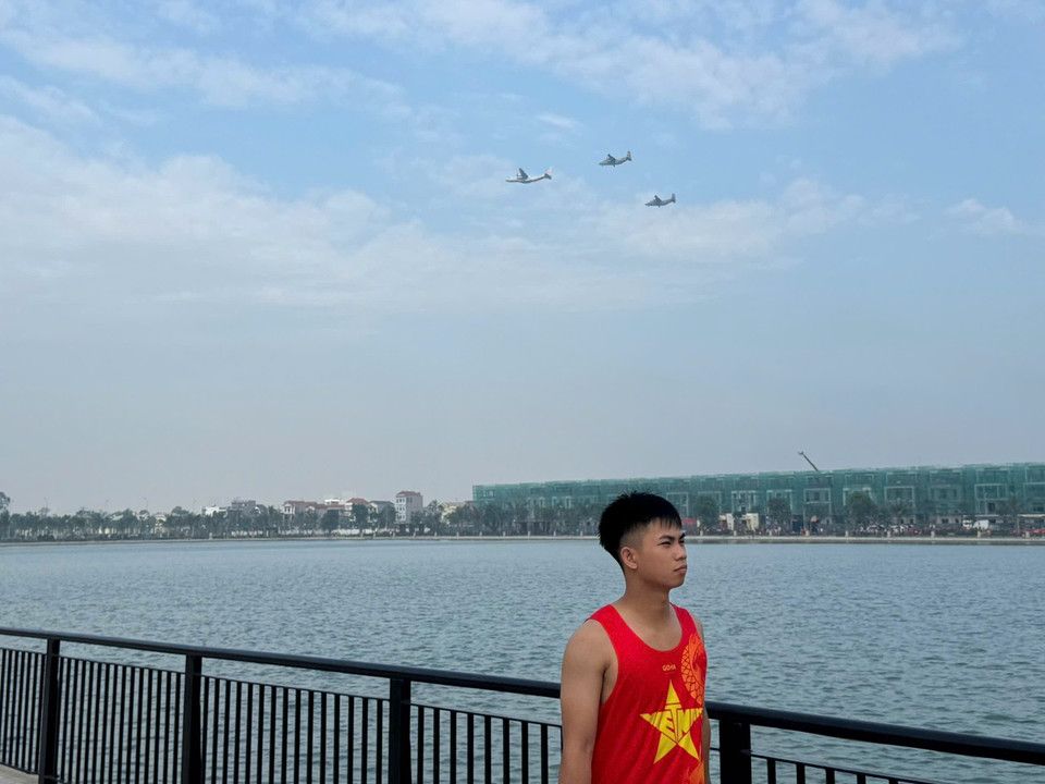A formation of YAK-130 aircraft rehearses on the morning of August 24. (Photo: VNA)