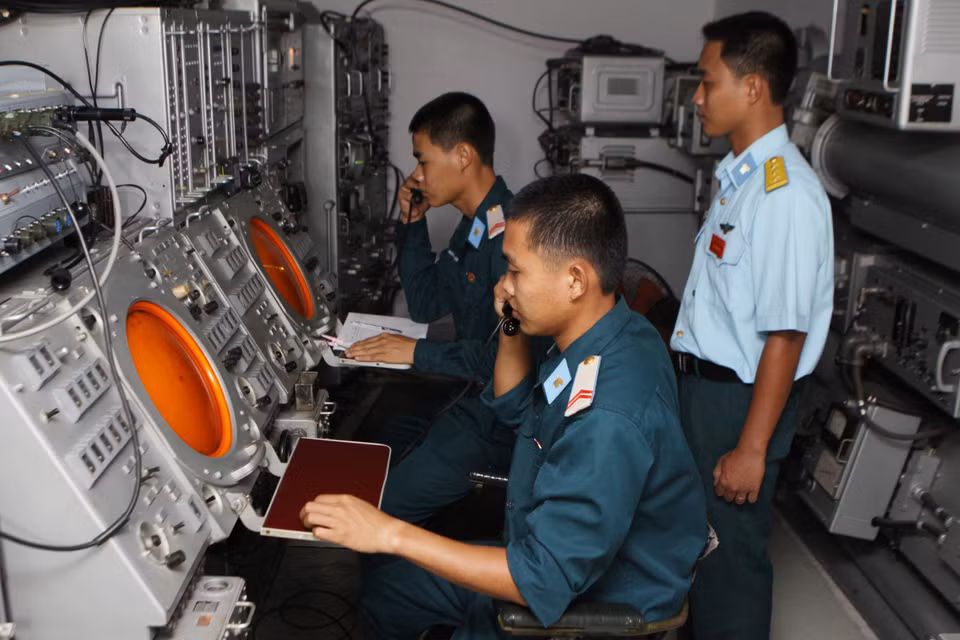 Missile operators play a decisive role in ensuring the success of launches targeting enemy objects. (Photo: VNA)