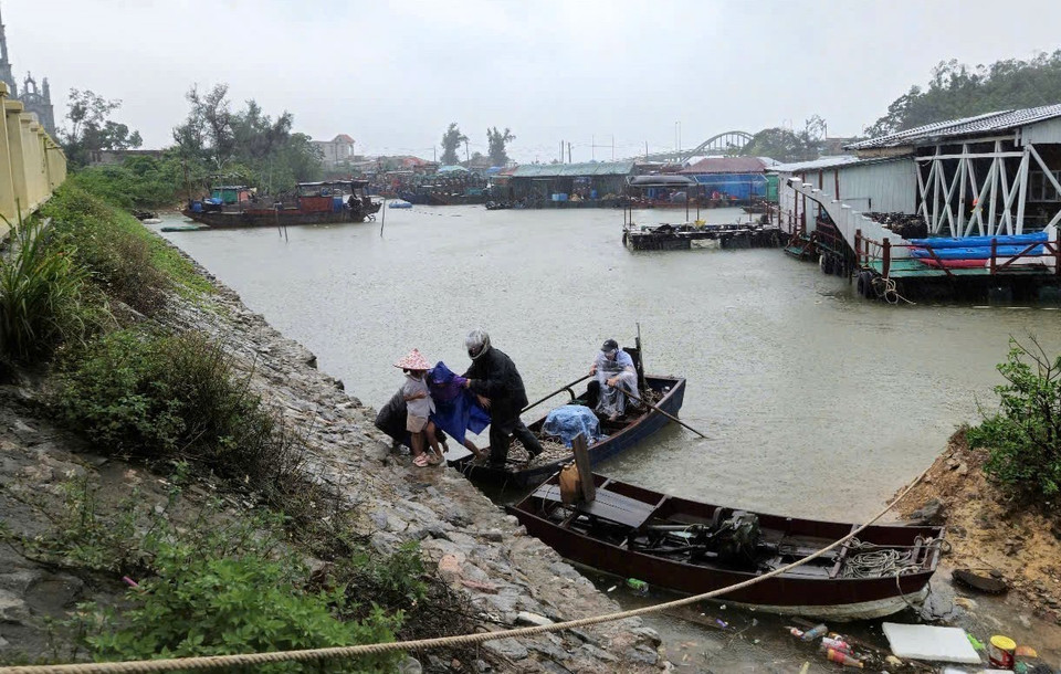 Authorities in the Co To special zone resolutely evacuate residents from dangerous areas. (Photo: VNA)