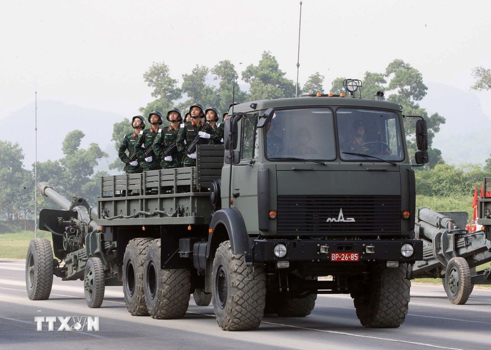 Artillery units showcase heavy guns during the rehearsal. (Photo: VNA)