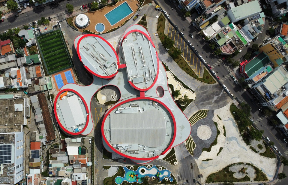 An aerial view of the Khanh Hoa Children's Cultural Palace, featuring a wavy roof reminiscent of the red scarf - an iconic symbol of school-aged children. (Photo: VNA)