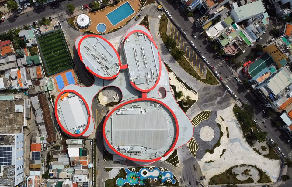 An aerial view of the Khanh Hoa Children's Cultural Palace, featuring a wavy roof reminiscent of the red scarf - an iconic symbol of school-aged children. (Photo: VNA)