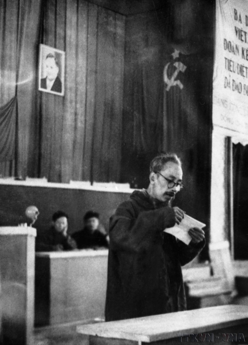 6. President Ho Chi Minh reads the political report at the 2nd National Party Congress in the Viet Bac resistance base (February 1951). (Photo: VNA)