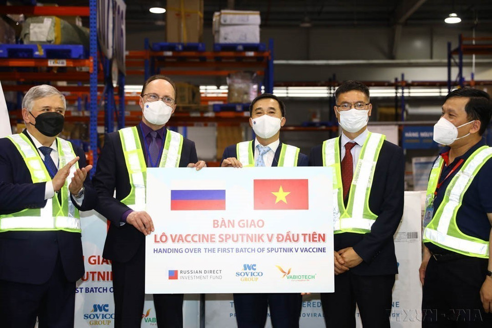 Russian Ambassador to Vietnam Gennady Bezdetko hands over the first batch of Sputnik V vaccine to Deputy Minister of Health Tran Van Thuan. This is the batch of vaccine provided by the Russian Direct Investment Fund to Vietnam (Hanoi, September 29, 2021). (Photo: VNA)