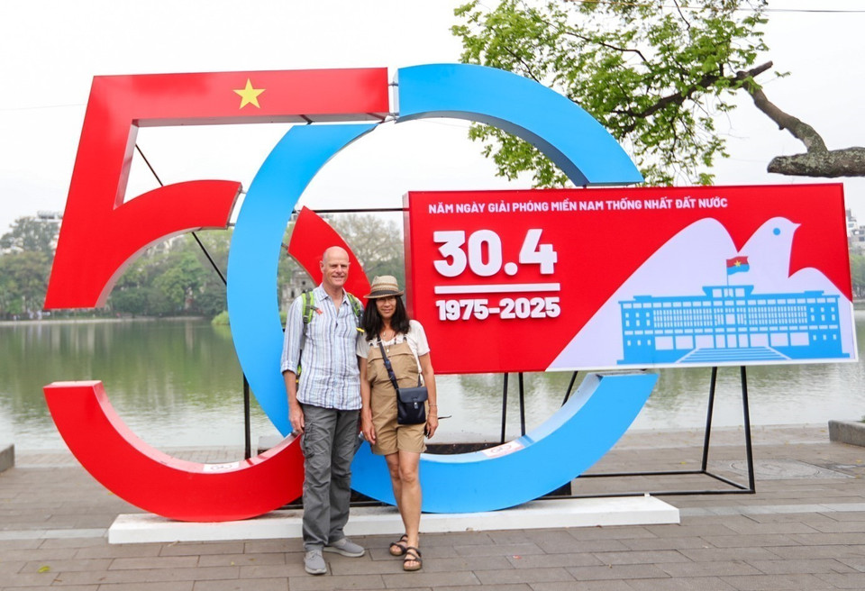 Foreign tourists take a photo to remember the morning of April 30, 2025. (Photo: VNA)