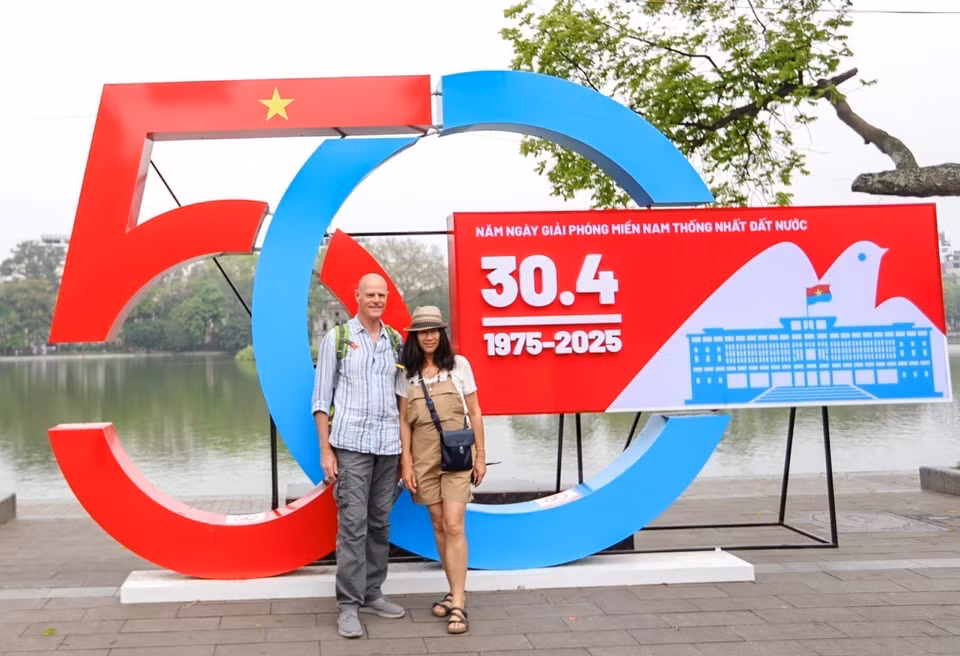 Foreign tourists take a photo to remember the morning of April 30, 2025. (Photo: VNA)