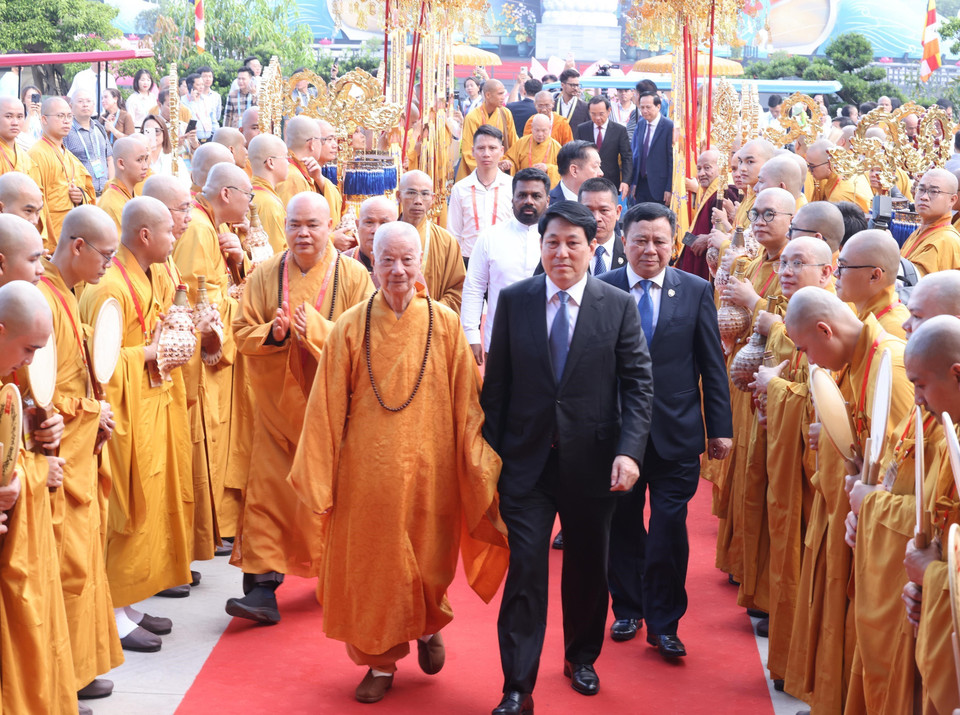 State President Luong Cuong and Most Venerable Thich Tri Quang, the Supreme Patriarch of the Patronage Council of the Vietnam Buddhist Sangha (VBS), are present at the opening ceremony of the UN Day of Vesak 2025. (Photo: VNA)