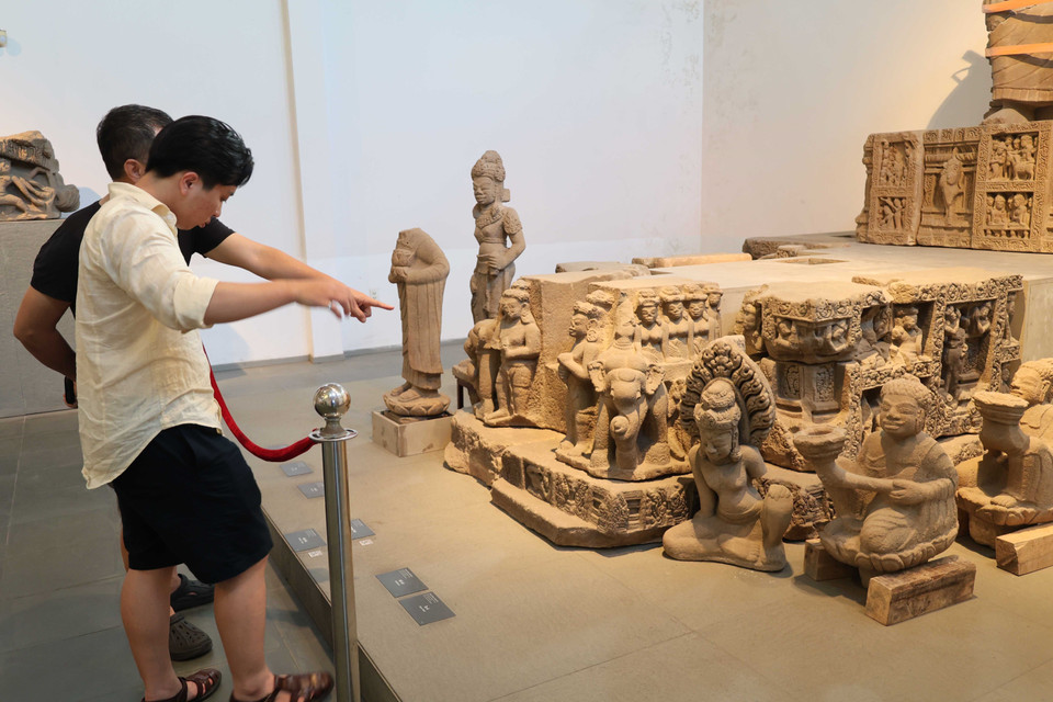 Visitors explore Cham artefacts at the Museum of Cham Sculpture. (Photo: VNA)