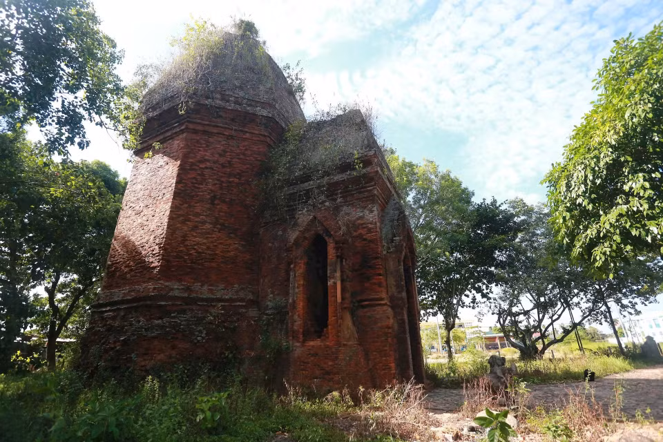Time and war have taken their toll, leaving Bang An with just a single main tower, octagonal in shape and about 21 metres tall. (Photo: Dan Tri newspaper)
