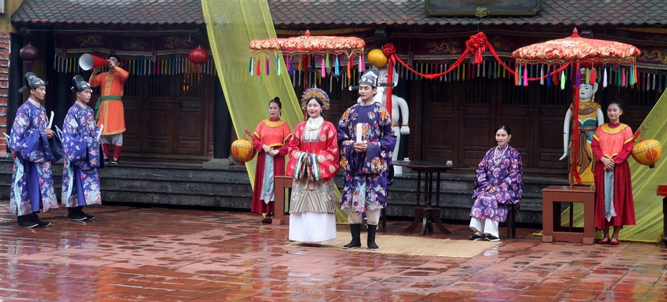 Reenacting the scene where people with high academic achievements under the feudal period return home to honor their ancestors. (Photo: VNA)
