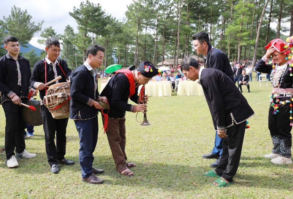 When the groom’s family arrives to receive the bride, the two families bow to each other. (Photo: VNA)