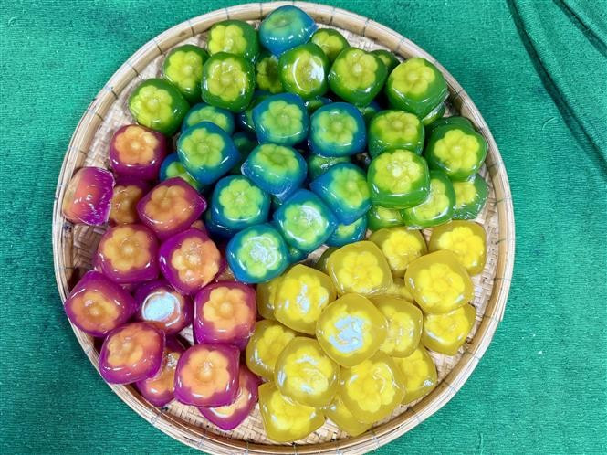 Colourful banh phu the (husband-and-wife cake) traditionally used in wedding ceremonies in An Giang. (Photo: VNA)