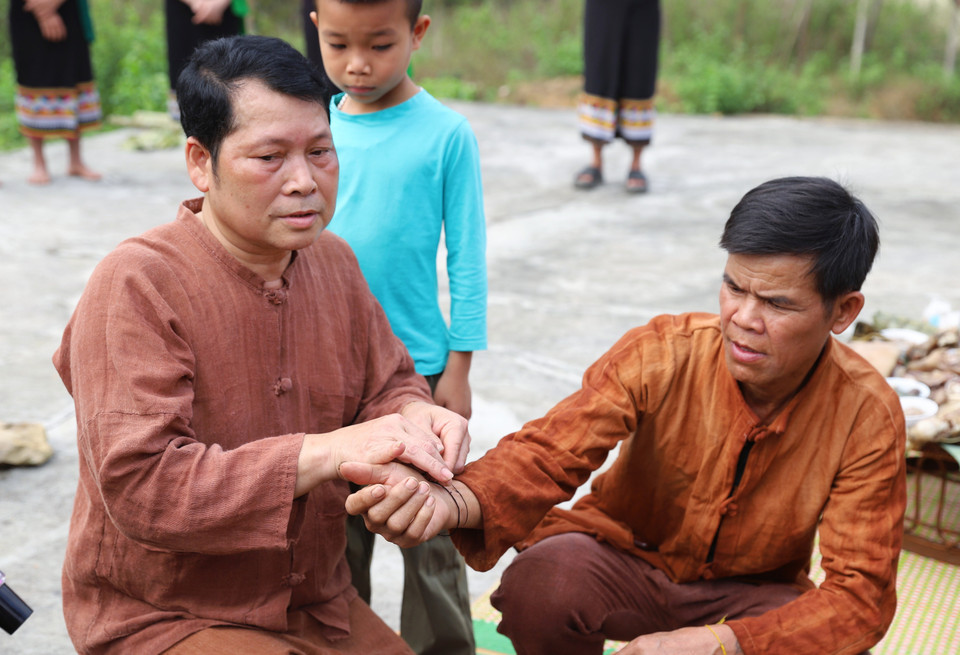 Adults also tie threads on each other's wrists, a symbolic act believed to keep the soul within the body, bring strength, and attract good fortune and success. (Photo: VNA)