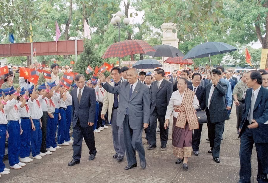 Children from Kim Lien commune, Nam Dan district, Nghe An province – the hometown of President Ho Chi Minh – welcome President Khamtay Siphandone during his visit to the locality in 2002. (Photo: VNA)
