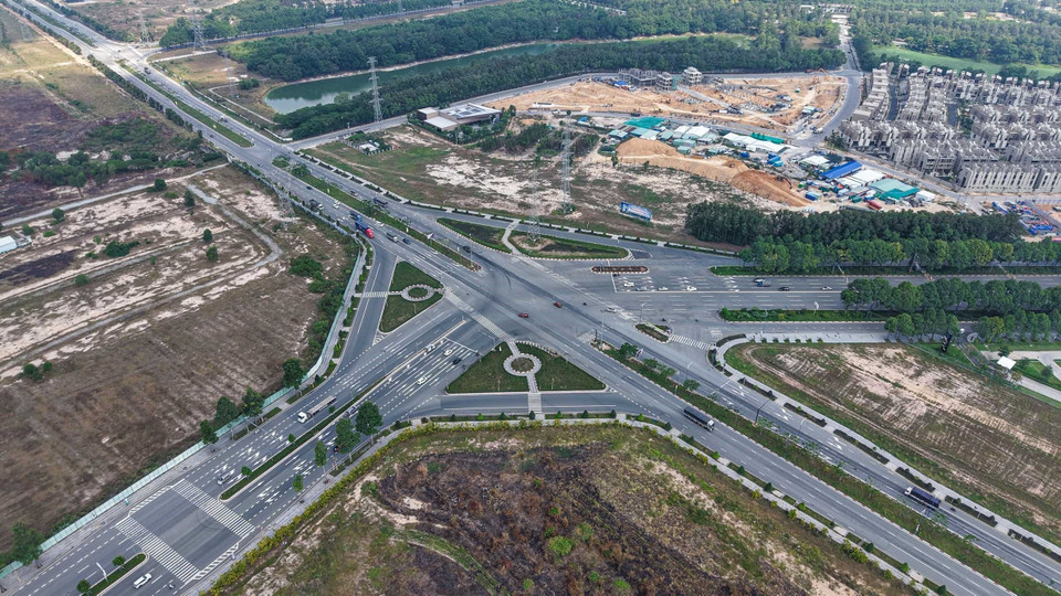 Several key arterial roads are being developed to promote trade and connect internationally-standardized industrial zones. (Photo: VNA)