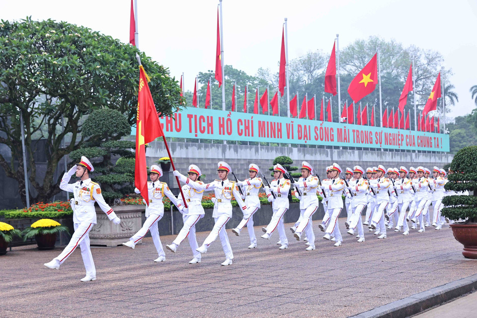 Ceremonial troops march past the Ho Chi Minh Mausoleum. (Photo: VNA)