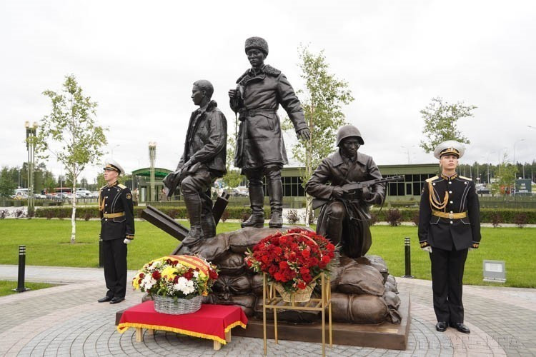 A monument dedicated to the Vietnamese volunteer soldiers, who participated in the defence of Moscow in the Great Patriotic War (1941-1945), is unveiled at Patriot Park in the suburb of the Russian capital on August 12. The monument, titled “Allies – Vietnamese soldiers”, is sculpted by Alexey Chebanenko. (Photo: VNA)