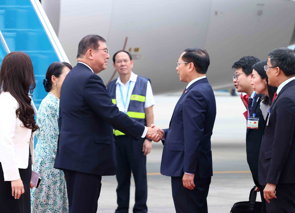 Deputy Prime Minister and Minister of Foreign Affairs Bui Thanh Son welcomes Japanese Prime Minister Ishiba Shigeru and his spouse at Noi Bai International Airport. (Photo: VNA)