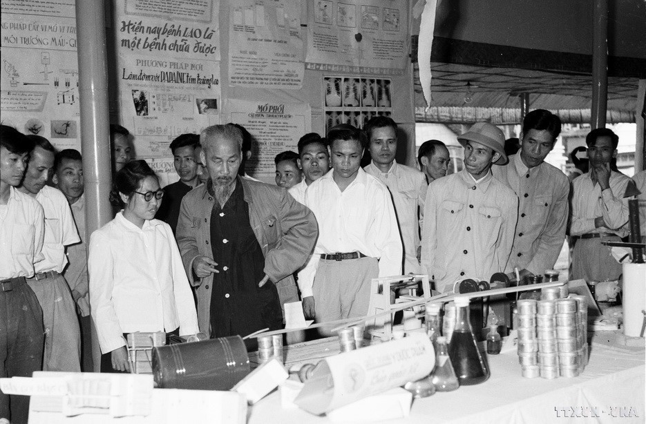 President Ho Chi Minh visits the exhibition of technical improvement achievements by Hanoi’s laborers (May 23, 1959). (Photo: VNA)
