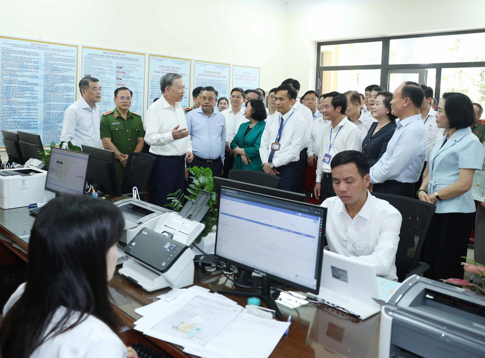 Party General Secretary To Lam visits and inspects activities at the Public Administrative Centre of Phuc Thinh Commune. (Photo: VNA)