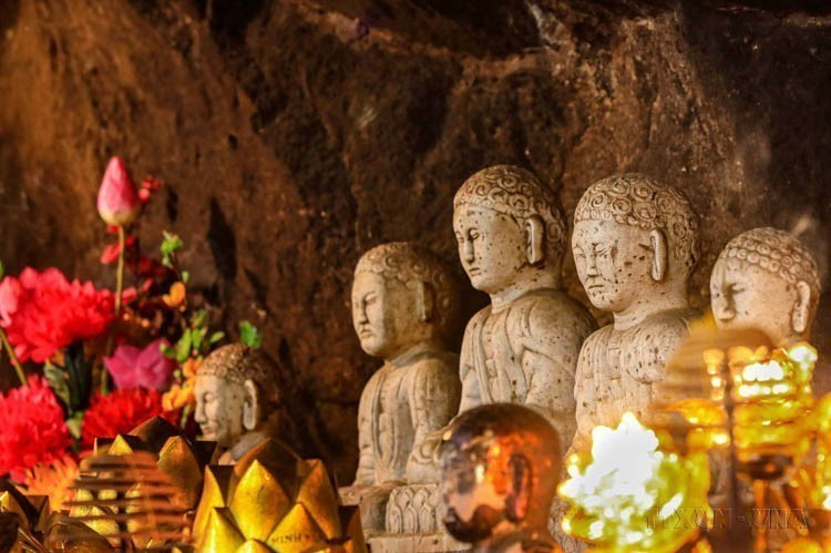 Mot Mai (one roof) Pagoda, located in the Yen Tu Monuments and Landscape, is small but unique. It is the only site in Yen Tu that still preserves its original worship statues and altar items entirely made of white stone, dating to the late Le and early Nguyen Dynasties. (Photo: VNA)