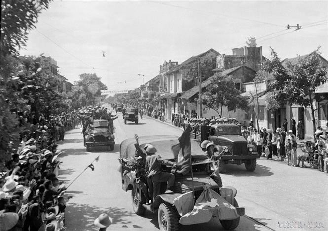 At 6 a.m., the Capital Regiment advances from O Cau Giay into the city through the Cua Nam. (Photo: VNA)