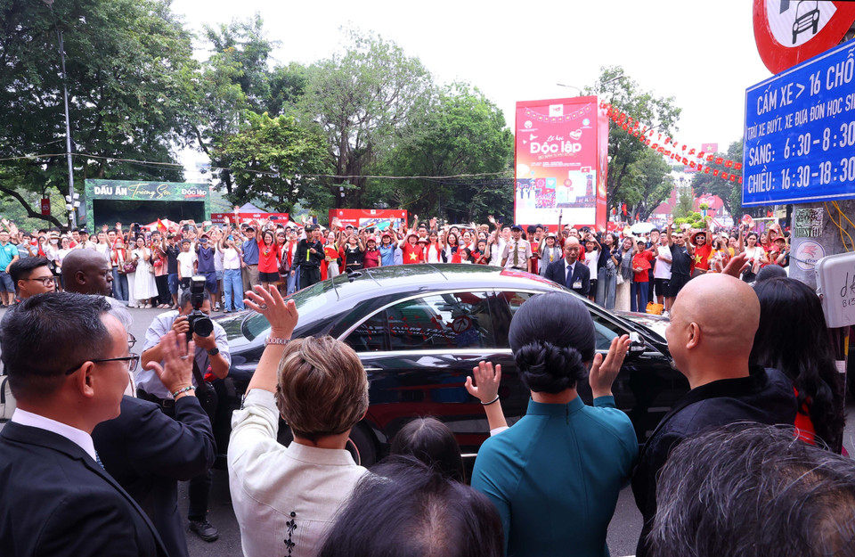 Large crowds wave to the two spouses. (Photo: VNA)