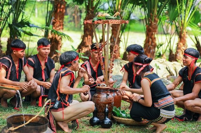 Performing rituals of the water drop worship ceremony. (Photo: VNA)