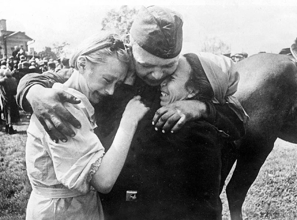 Reunion after Victory Day, May 1945. (Photo: International documents/VNA)