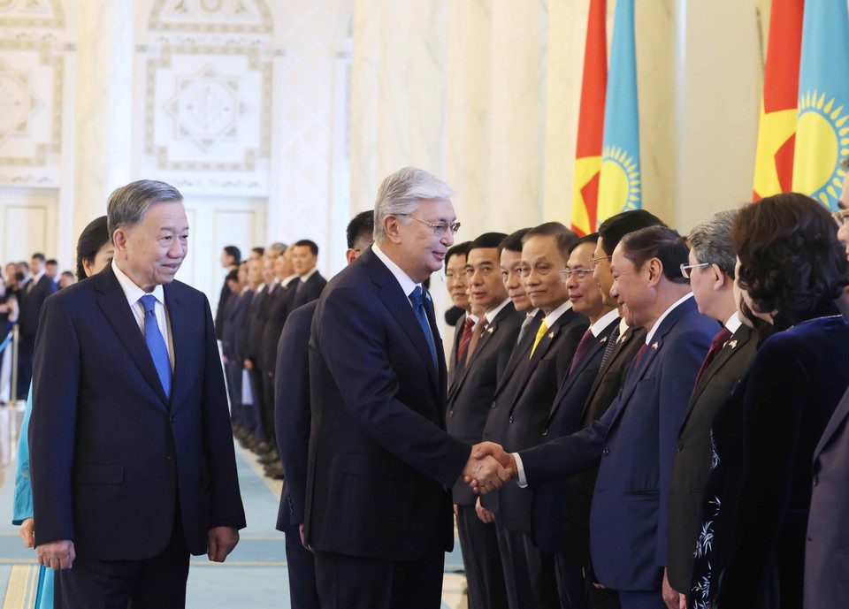 General Secretary To Lam introduces members of the Vietnamese delegation to President of Kazakhstan Kassym-Jomart Tokayev. (Photo: VNA)